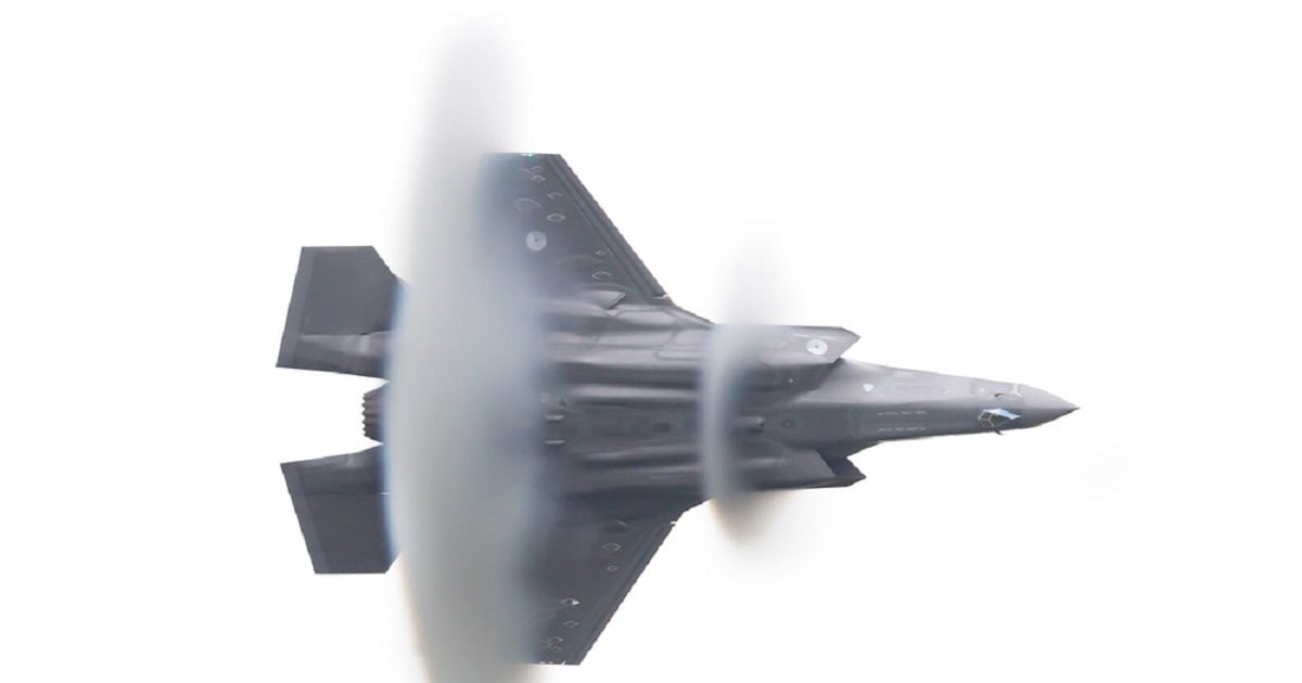 Ce este boom-ul sonic şi cum se produce - Imagine cu un avion militar F-35 ce produce în jurul său, la viteză mare, un nor în formă de disc