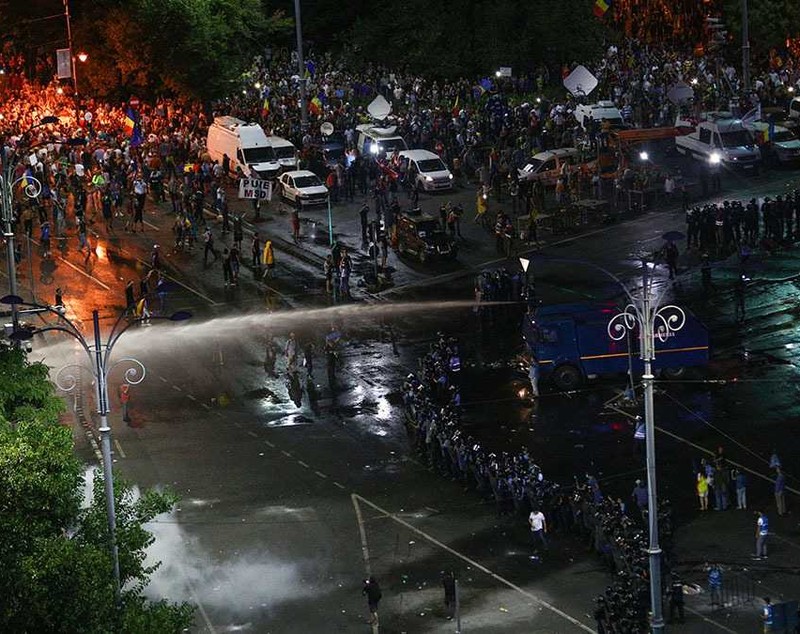 Câteva luni până la prescrierea faptelor în „Dosarul 10 august”. Foștii șefi ai Jandarmeriei, audiați după 8 ani de la violențele din Piața Victoriei