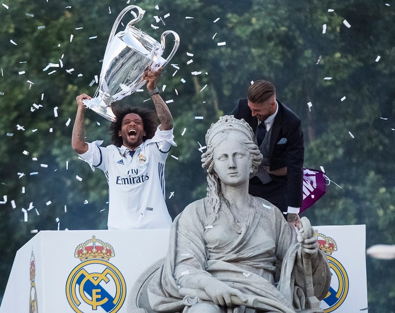 Fotbaliștii lui Real au fost primiți ca niște eroi la Madrid. Mii de fani au ieșit pe străzi să vadă trofeul Champions League / FOTO&VIDEO