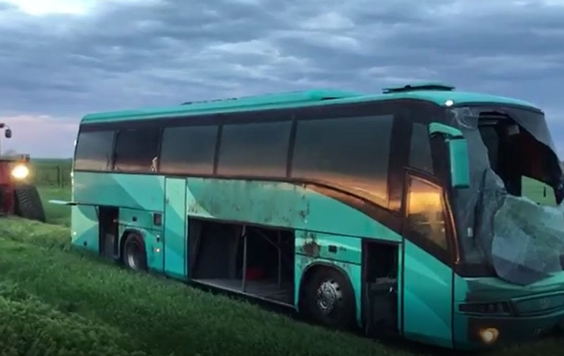 VIDEO | Imagini terifiante! Momentul în care autocarul este răsturnat de tornadă, filmat de un pasager! „Închinați-vă și rugați-vă”