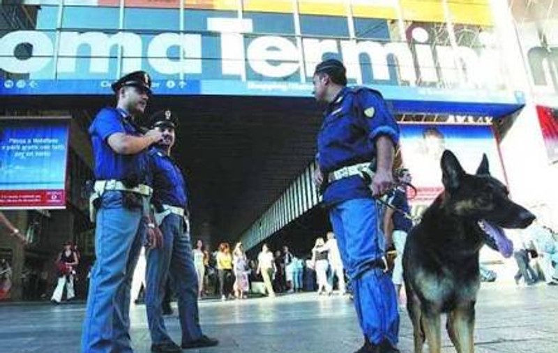Un român de etnie romă a rănit un polițist cu o șurubelniță în fața gării Termini din Roma!