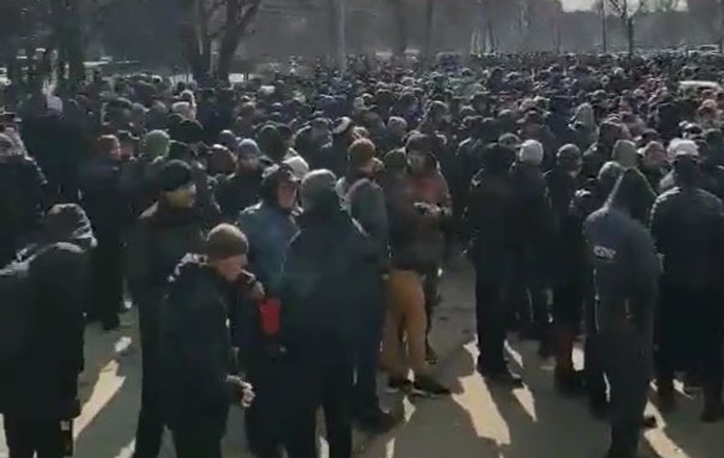 Coadă pentru înrolare în Zaporojie, la o zi după incendiul de la centrala nucleară. Mii de ucraineni vor să lupte împotriva rușilor