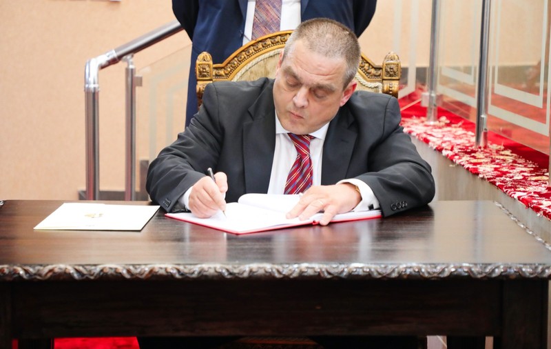 MAE a dispus revocarea ambasadorului român în Kenya, la scurt timp după ce presa africană a sesizat un derapaj rasist. I-a comparat cu maimuțele