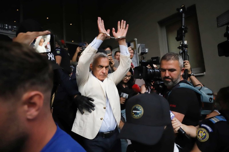 Călin Georgescu a ieșit încătușat din sediul DIICOT, după ce a fost reținut 24 de ore. Foto: Dumitru Angelescu / Libertatea