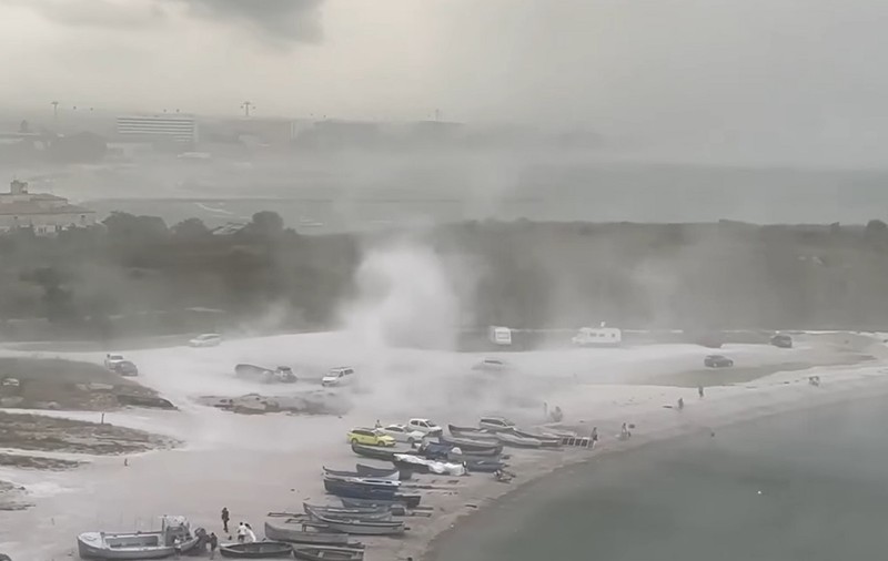 VIDEO | Furtună violentă pe plajă în Mamaia și Constanța. Vântul a bătut cu peste 80 km/h