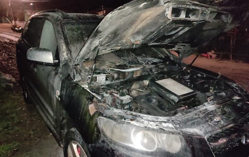 Răzbunarea unui şofer băut pe poliţistul care i-a făcut dosar penal. I-a incendiat maşina şi l-a ameninţat cu moartea