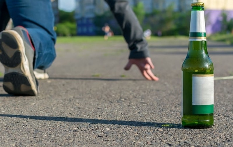 Un sucevean a fost amendat după ce a sunat la 112 că i s-a furat sticla de alcool din care bea în fața bisericii
