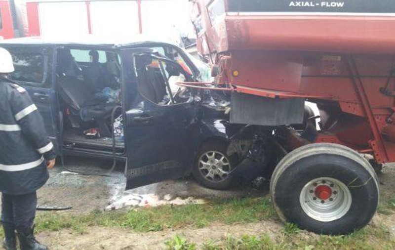 Accident grav lângă Deva! Un microbuz s-a ciocnit de o combină agricolă FOTO