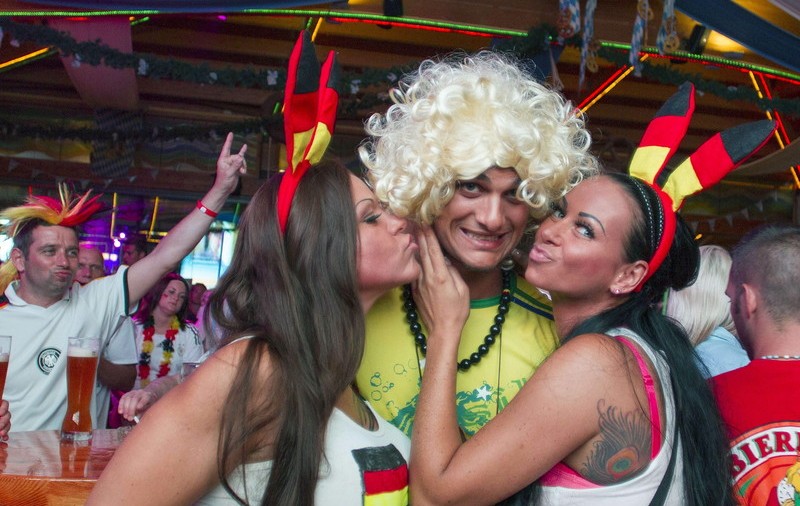 FOTO/ Nemții au câștigat cu... ÎNAINTAREA! ^Germanii au cucerit titlul și la fotbal în noroi