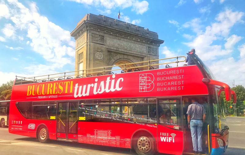 Linia turistică Bucharest City Tour s-a relansat astăzi! Patru autobuze double-decker pentru turul orașului