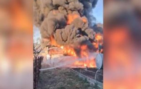 Incendiu puternic la o hală de vopsea şi diluant din Vâlcea. Momentul în care flăcările cuprind clădirea