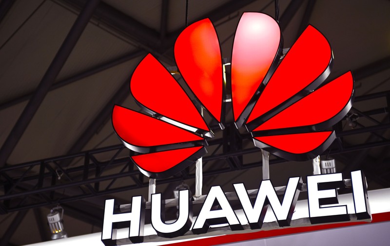 Huawei s-a aflat la un pas de colaps. Ce măsură drastică pregătea administrația Trump