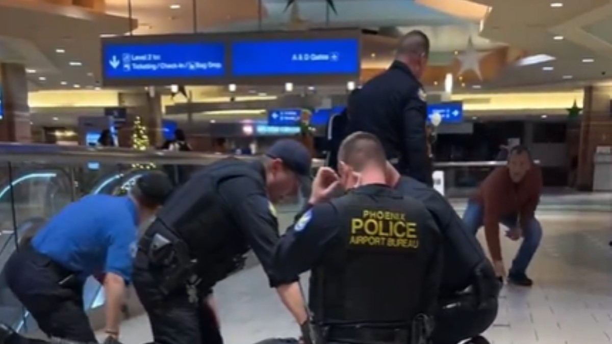 Un bărbat care a început să tragă în oamenii dintr-un aeroport din SUA a fost arestat. Foto Captură video X