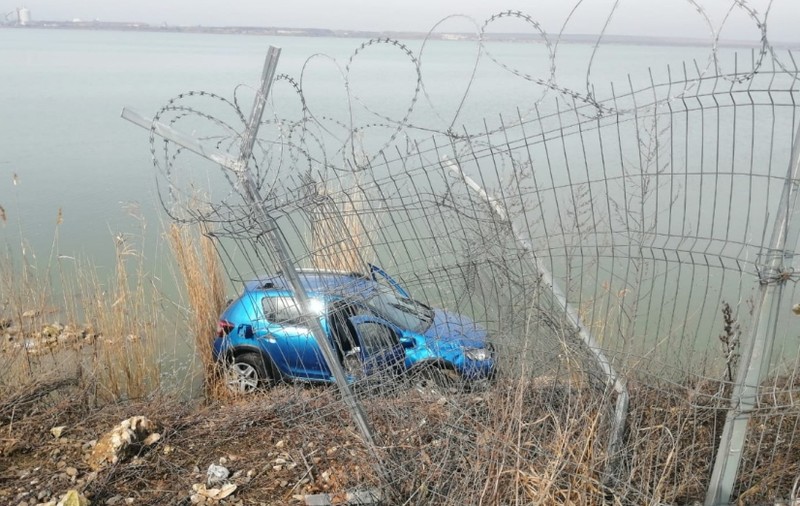 Un șofer de 72 de ani s-a răsturnat cu mașina în apă!