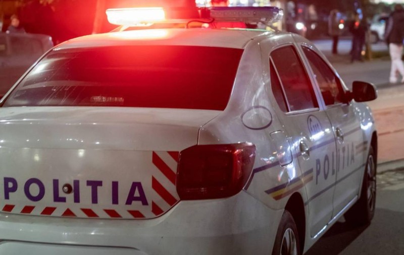 Tânăr de 18 ani, fără permis și băut, a lovit o femeie și un bebeluș într-un cărucior și a părăsit locul faptei