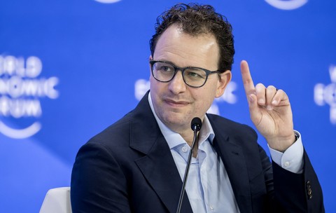 Dario Amodei în costum la World Economic Forum
