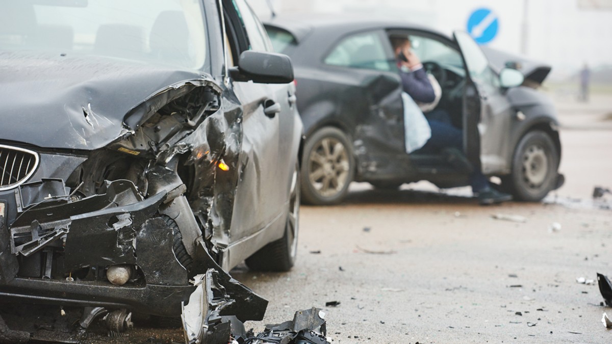 Ce trebuie să faci în cazul unui accident rutier suferit în străinătate - Imagine cu doua maşini implicate într-un accident rutier.