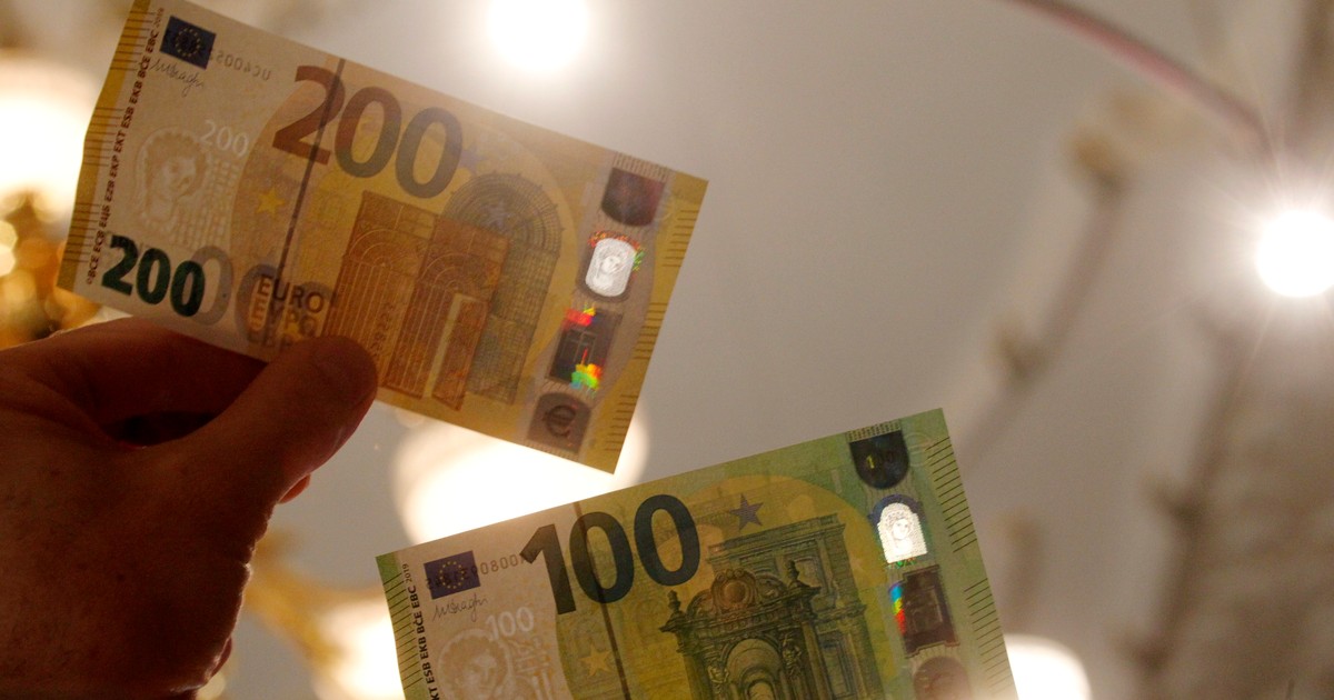 BCE pune în circulaţie noile bancnote de 100 şi 200 de euro