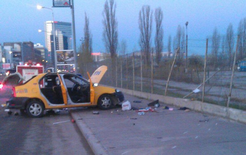 UPDATE: Accident în Pipera. O femeie, pasageră într-un taxi, a murit după ce mașina s-a izbit de un parapet FOTO