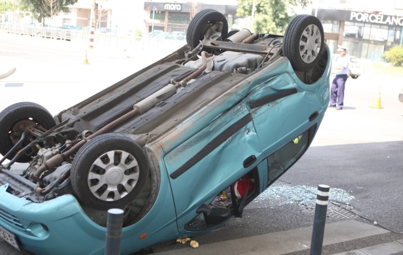 Accident groaznic în Bucureşti: Două persoane au ajuns la spital