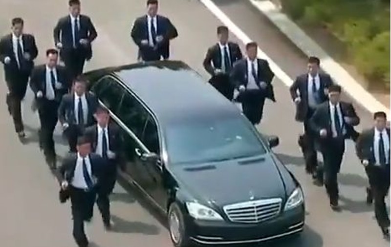 VIDEO | Momentul în care mai mulți bodyguarzi aleargă pe lângă mașina lui Kim Jong-un, în timpul summitului intercoreean