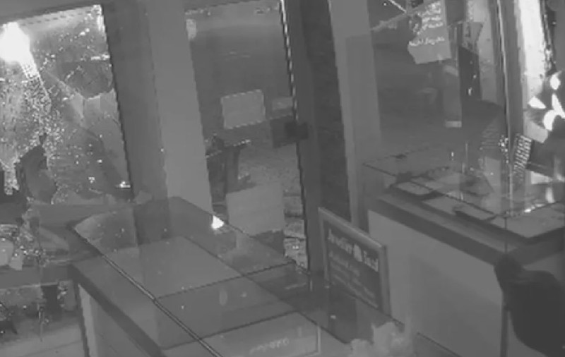 Un bărbat a furat un excavator, a intrat cu el într-o bijuterie și a vrut să ia pe sus și un bancomat, în Germania