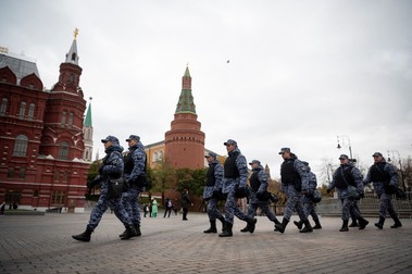 Militari ai Gărzii Naționale Ruse (Rosgvardia) securizați de-a lungul Pieței Manezhnaya din Moscova, la 20 octombrie 2022. Foto: Profimedia