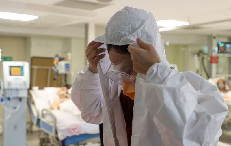 Numărul pacienţilor la ATI, fără precedent. Peste 4.400 de cazuri de COVID în ultimele 24 de ore, la un număr redus de teste