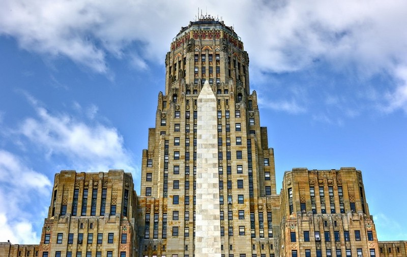 O femeie a murit, după ce mașina în care se afla a intrat în monumentul McKinley din Buffalo