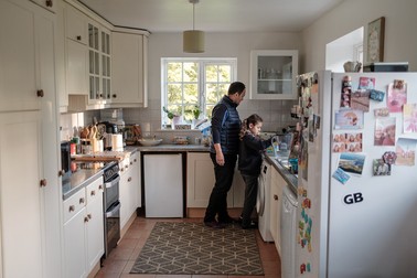 Radu Țăndărescu și fiica lui, Rebeca, în bucătăria casei lor din Cobham, Kent, UK, octombrie 2021