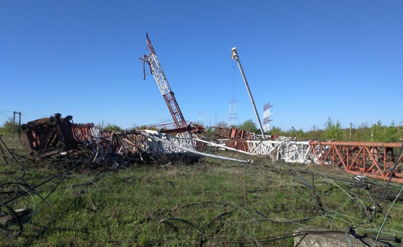 Fotografie din 26 aprilie 2022 a stâlpilor de radiolocație distruși, în apropiere de localitatea Maiac, din Transnistria. Foto: Profimedia