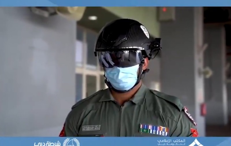 Poliţiştii din Dubai au căşti inteligente prin care monitorizează temperatura călătorilor din transportul public