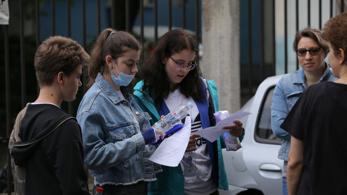 Absolvenții de clasa a opta au discutat rezolvării subiectelor la ieșirea din examen