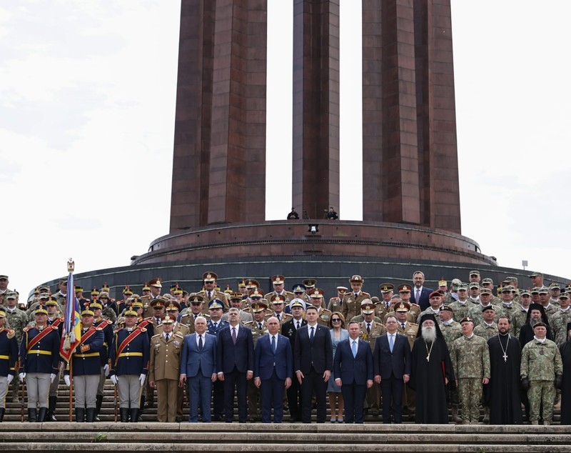 Ziua Forțelor Terestre 2025. Ilie Bolojan a vizitat fără Marcel Ciolacu expoziția de echipamente și tehnică militară din Parcul Carol | VIDEO