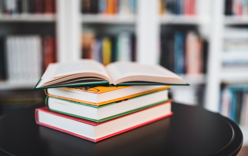 Curente literare în poezii - definiții, trăsături și exemple de curente poetice