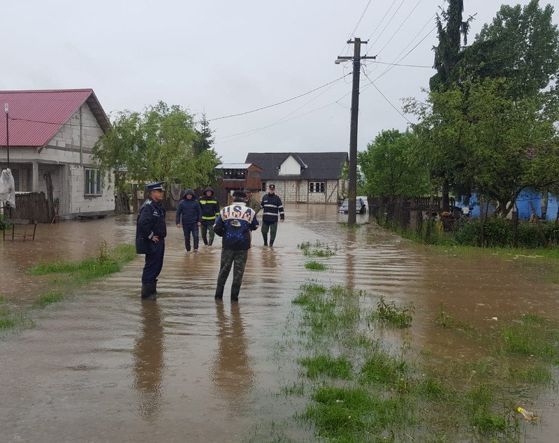 Zeci de oameni evacuați în județul Bistrița-Năsăud. Codul roșu de inundații, prelungit