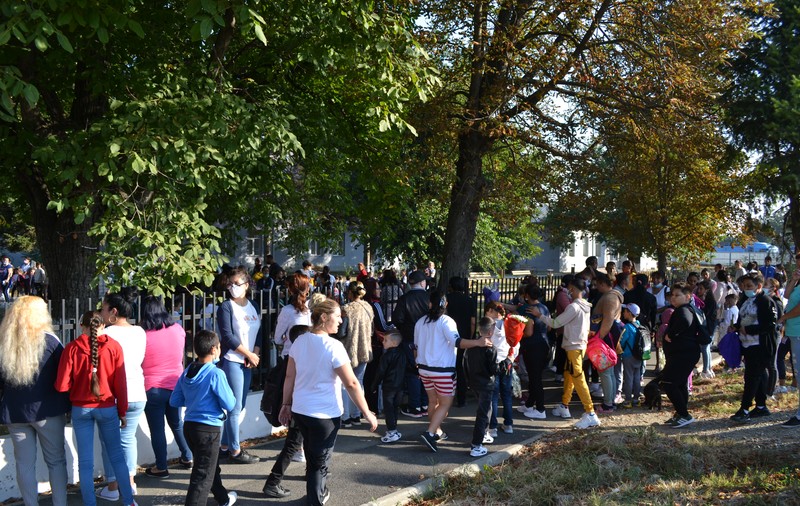 Părinții care stau cu copiii în vacanța școlară ar putea primi zile libere plătite