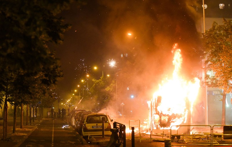 A doua noapte de proteste violente în Paris, după ce poliția a ucis un adolescent de origine algeriană