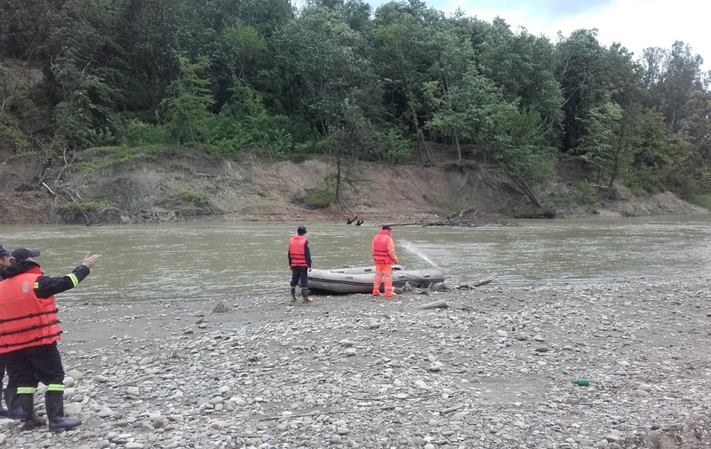 Părintele care şi-a omorât copiii, aruncându-i în barajul din Bacău, a fost găsit înecat