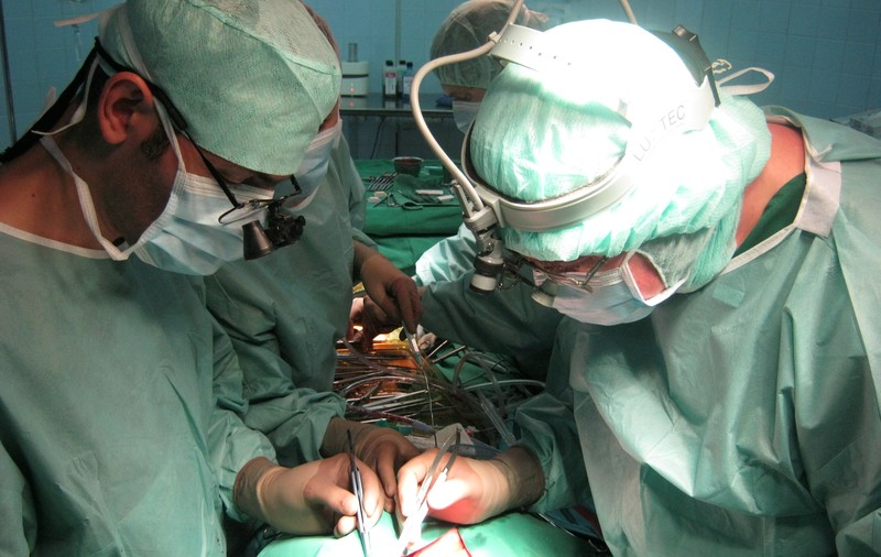 Medicii i-au cusut inima unui tânăr înjunghiat de fratele său, în timp ce bătea. Operație extrem de dificilă la Iași