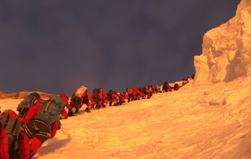 „Ambuteiaj” pe ascensiunea spre K2, al doilea cel mai înalt munte din lume: „E un număr record de alpiniști”