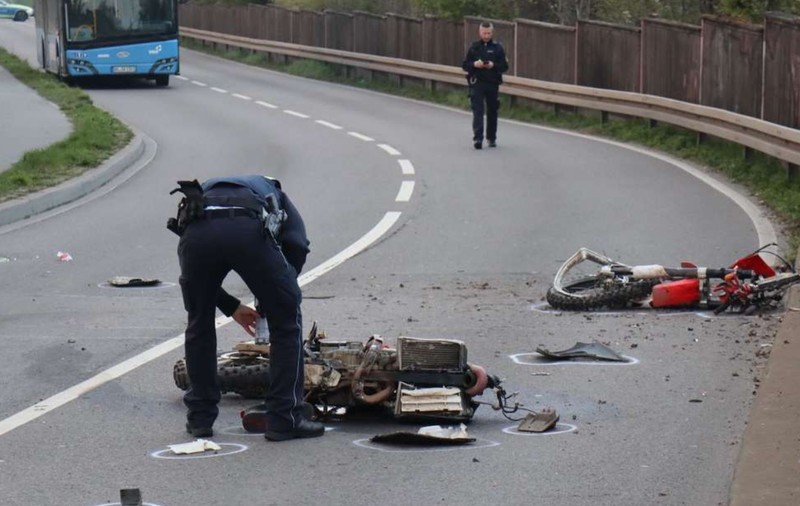 Un motociclist a lovit parapetul unui pod și a căzut în gol direct pe șinele de tren aflate dedesubt, în Germania