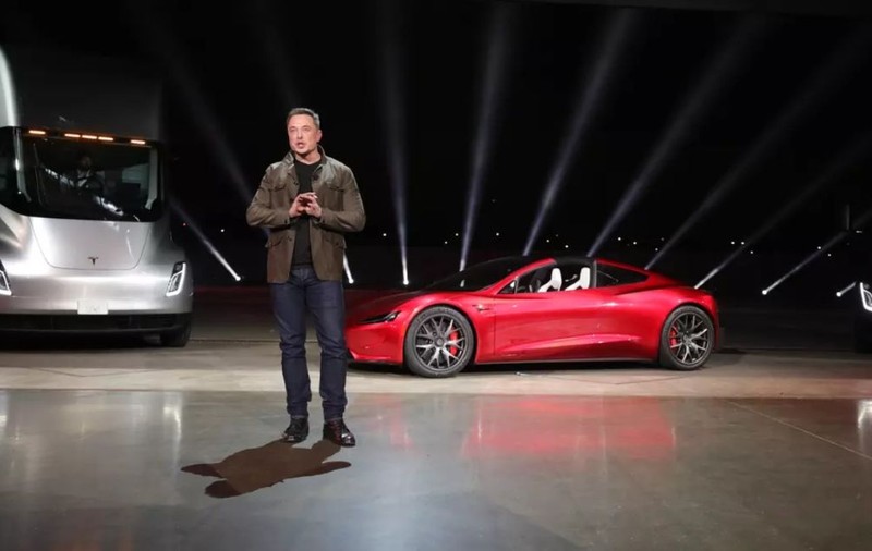 Vânzările Tesla au scăzut aproape la jumătate în Europa, Musk fiind criticat pentru legăturile cu Trump