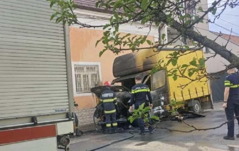 Un bărbat din Arad a incendiat o camionetă după ce s-a certat cu proprietarul acesteia, dar s-a întors la locul faptei pentru că își uitase telefonul