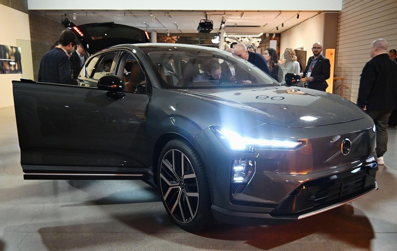 Volvo avertizează șoferii: unele mașini electrice ar putea lua foc în timpul încărcării. Ce se întâmplă, de fapt