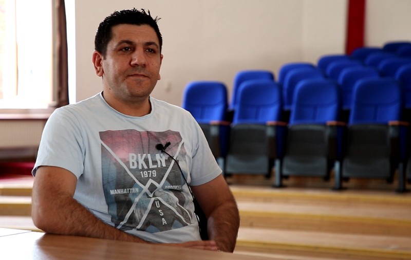 VIDEO EXCLUSIV/ Imagini în premieră cu Abdullah Ataș, turcul care l-a ucis pe polițistul Gheorghe Ionescu. La pușcărie, muncește  la ”brățări”, citește și se roagă
