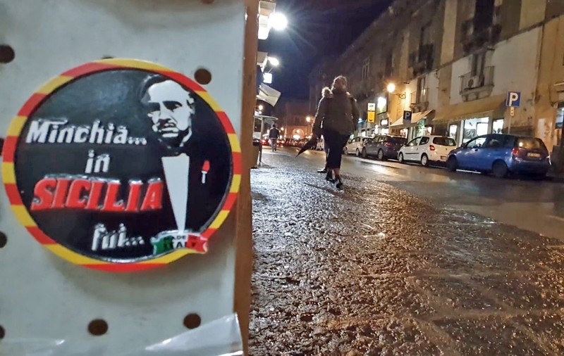 Cum luptă tinerii din Catania cu mafia siciliană. Comercianții refuză să mai plătească „pizzo”: „Un popor care dă șpagă e un popor fără demnitate”. Pe când și varianta românească?