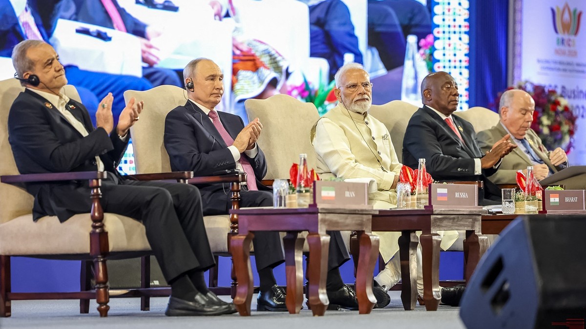Narendra Modi (centru), Vladimir Putin (al doilea din stânga) și președintele iranian Masoud Pezeshkian la un eveniment în marja summitului BRICS Sursa foto: Profimedia
