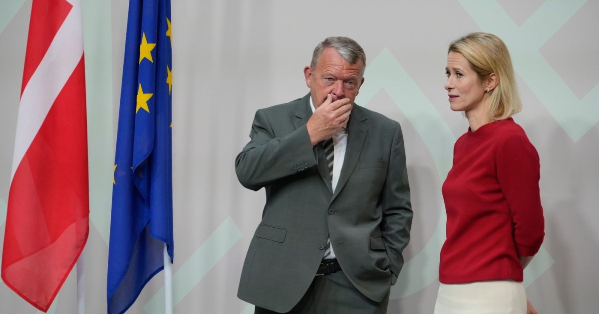 Ministrul danez de Externe, Lars Loekke Rasmussen, surprins cu mâna la gură (stânga) și Înaltul Reprezentant al UE pentru Afaceri Externe și Politică de Securitate, Kaja Kallas, într-ăo bluză vișinie și fustă albă, vorbesc înainte de o reuniune informală a miniștrilor de Externe ai UE la Forum, Copenhaga, Danemarca, sâmbătă, 30 august 2025.