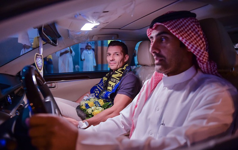 Costel Gâlcă a fost primit cu trandafiri la Al Taawon. Primele imagini cu antrenorul român în Arabia Saudită